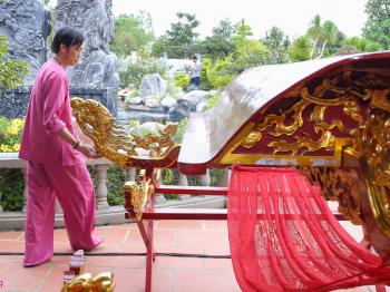 Hoài Linh tất bật trong ngày cúng Tổ sân khấu tại đền thờ - Sao Việt - Zing.vn